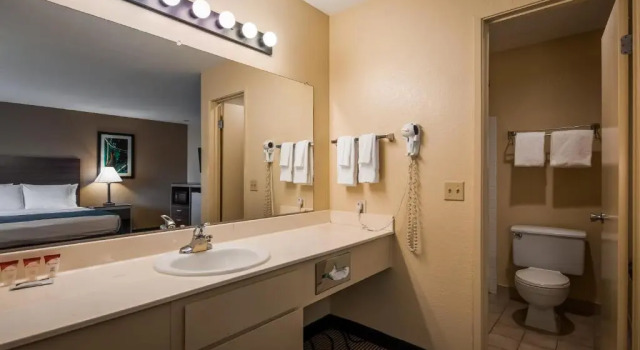 Номер Standard с балконом и с видом на сад SureStay Plus Hotel by Best Western Sacramento North