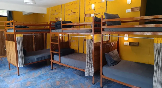 Кровать в общем номере The Hosteller Mussoorie By the Streamside, Kempty