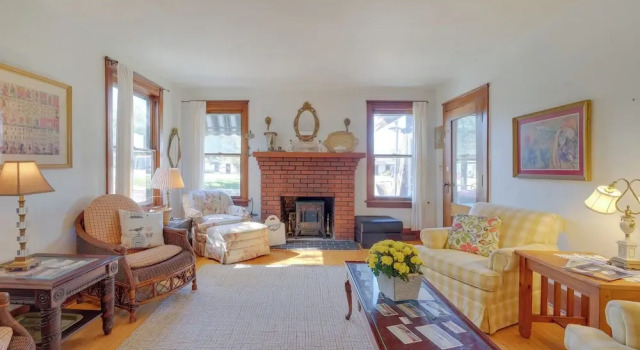 Коттедж с 3 комнатами Vintage Charlevoix Home w/ Deck Near Round Lake