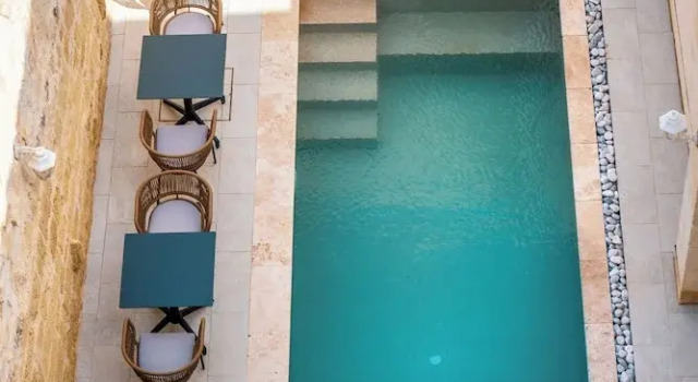 Habitación doble Estándar con balcón y con vista a la piscina Mosta Stays by Zzzing
