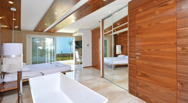 Awesome Home in Podstrana With Wifi and 8 Bedrooms, Rezerwuj Hotel Hotele w Split Region z parkingiem, Parking