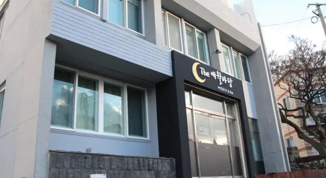 The Aewolbadadang Guesthouse Jeju, Забронировать Отель Аеуол-ли Чеджу, рядом с Публичная библиотека в городе Эволь