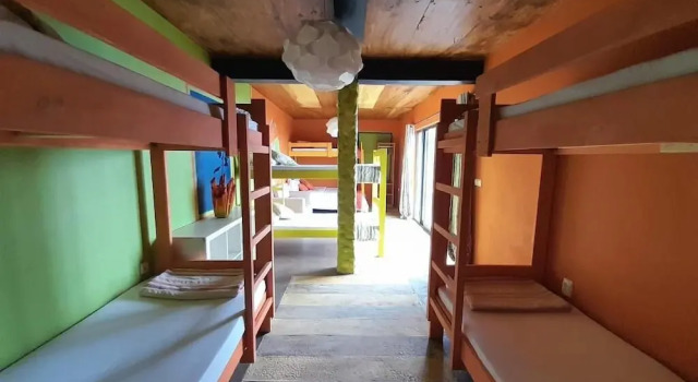 Кровать в общем номере The Retreat