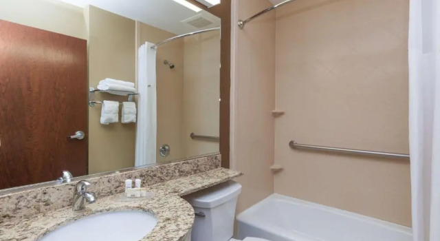 Четырёхместный номер Standard Microtel Inn & Suites by Wyndham Wheeler Ridge