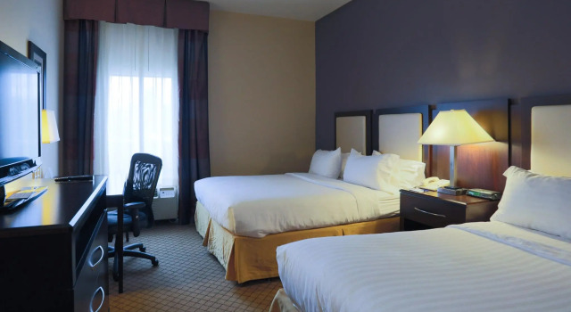 Четырёхместный номер Standard Holiday Inn Express Hotel & Suites Blythewood by IHG