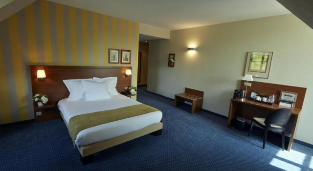 Трёхместный номер Standard Hôtel Val-Vignes Colmar Haut-Koenigsbourg, The Originals Relais
