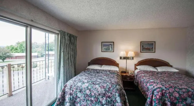 Двухместный номер Standard с балконом Econo Lodge Hornell