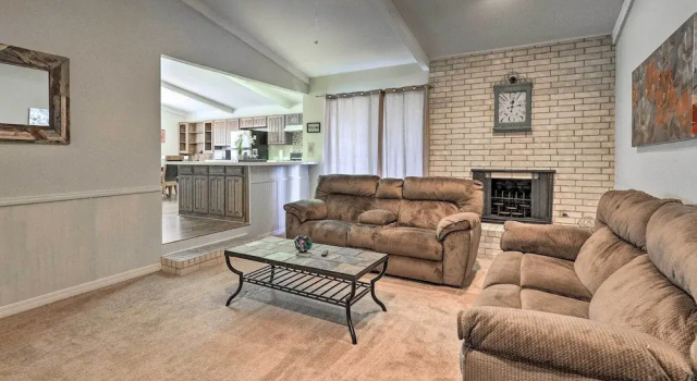 Коттедж Granbury Getaway w/ Lake Views: 2 Mi to Downtown!