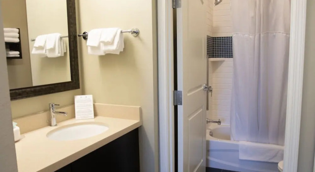 Одноместный люкс с 2 комнатами Staybridge Suites Rochester by IHG
