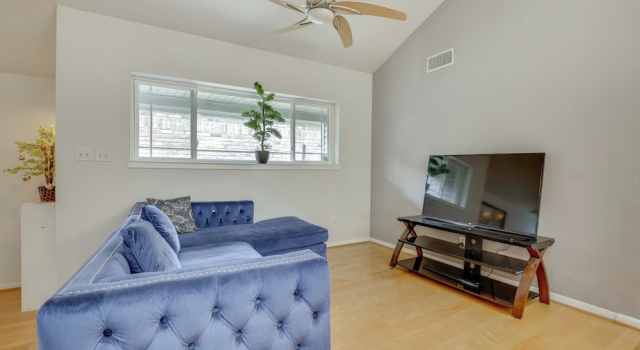 6 Mi to Dtwn Garland: Group Getaway w/ Pool Access
