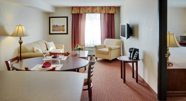 Люкс c 1 комнатой Pomeroy Inn and Suites Chetwynd