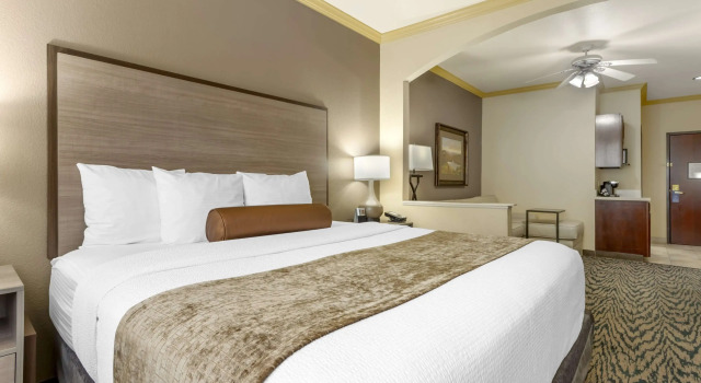 Двухместный люкс Best Western Plus Crown Colony Inn & Suites