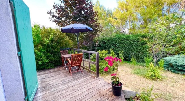 T2 avec terrasse arborée proche LOURMARIN