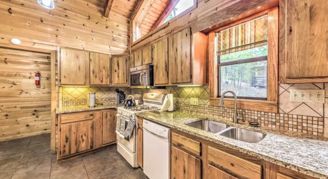Коттедж Updated Ruidoso Cabin w/ Spacious Deck & View