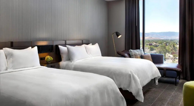 Четырёхместный номер Deluxe Renaissance Reno Downtown Hotel & Spa