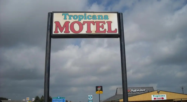Tropicana Motel, Забронировать Мотель Мотели Бастропа, рядом с Музей и информационно-туристический центр исторического общества округа Бастроп, Мотель