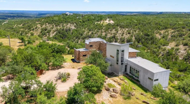 Коттедж Luxury 4BR Hilltop Retreat With Scenic Views