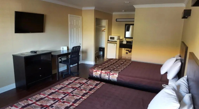 Четырёхместный номер Standard Anaheim Astoria Inn & Suites