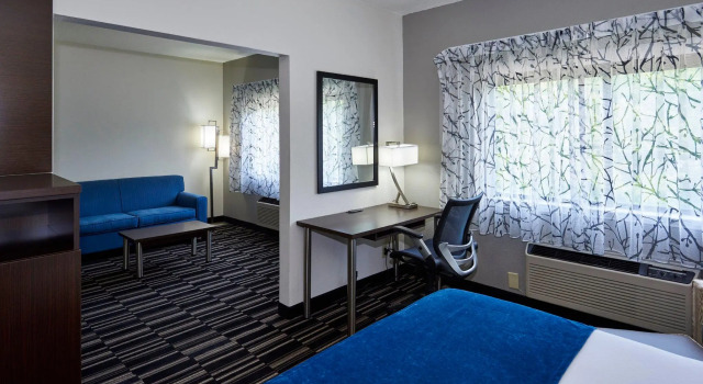 Четырёхместный люкс Holiday Inn Express & Suites Birmingham South - Pelham by IHG