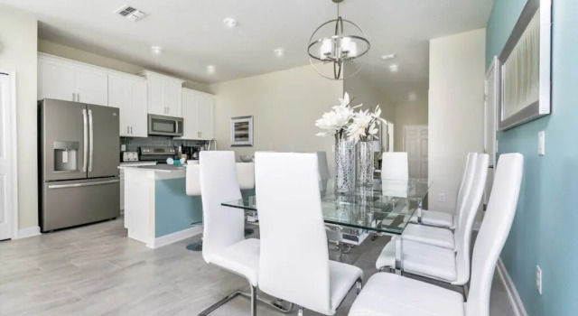 5 Bedroom Town Townhouse, Buchen Sie Ferienhaus Hotels in Four Corners mit Pool, Schwimmbad