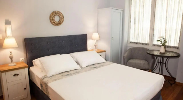 Lovely 1st Fl. Apt, with Balcony in Pagrati, Забронировать Отель Афины Острова Саронического залива - Аттика, рядом с Theocharakis Foundation
