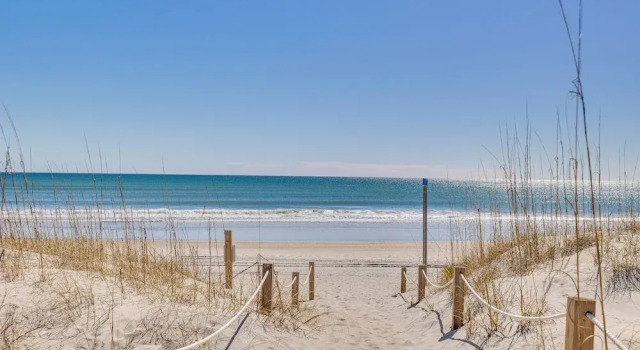 Апартаменты Ocean-view Apt in Emerald Isle - Walk to Beaches!