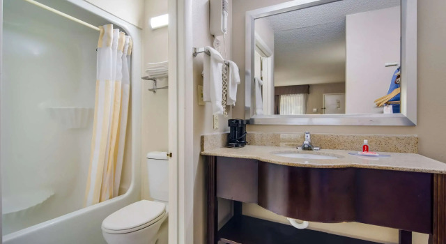 Четырёхместный номер Standard Econo Lodge Garner - Raleigh