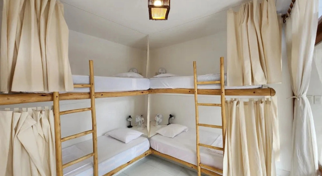 Кровать в общем номере Kinti Guest House
