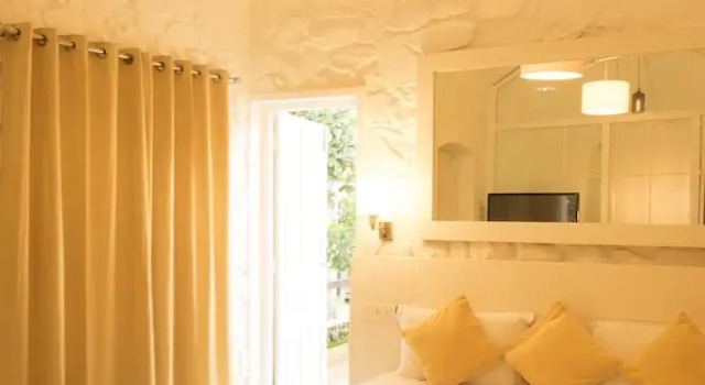 Номер Deluxe с балконом и с видом на бассейн The Tamarind Hotel - A Boutique Heritage Stay, Anjuna - Goa