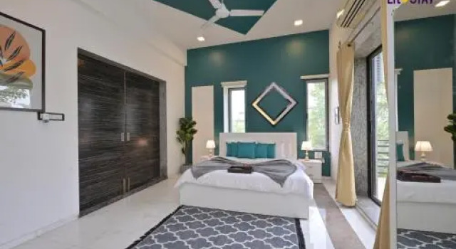 EKO STAY (Gold) - BLUE PEBBLE VILLA, Varaa Villa Hotellit New Delhi uima-altaalla, Uima-allas
