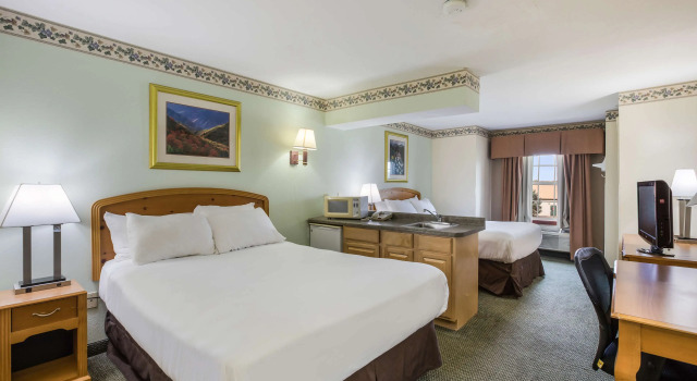 Четырёхместный номер Standard Americas Best Value Inn Three Rivers