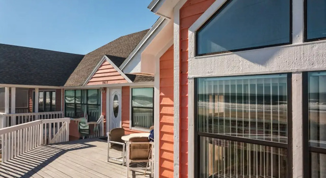 White Sand Beach House by Vtrips, Rezerwuj Hotel Hotele w Saint Augustine Area z parkingiem, Parking
