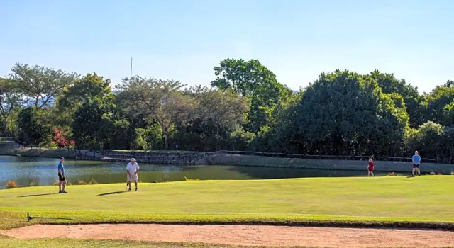 Kruger Park Lodge Unit 245, Забронировать Отель Отели Хейзивью с парковкой, рядом с Kruger Park Lodge Golf Club, Парковка