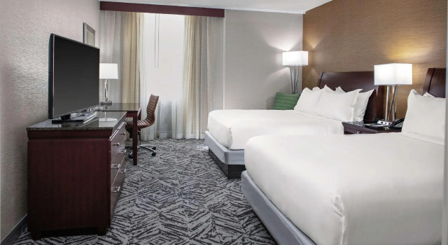 Четырёхместный номер Deluxe DoubleTree by Hilton Hotel & Executive Meeting Center Omaha-Downtown