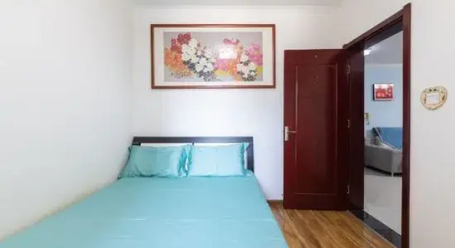 Кровать в общем номере с 3 комнатами Xi'an Jiao'er Homestay (Datang Ever Bright City Big Wild Goose Pagoda Metro Station Branch)
