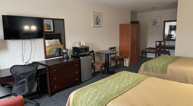 Четырёхместный номер Standard Village Inn Green Bay