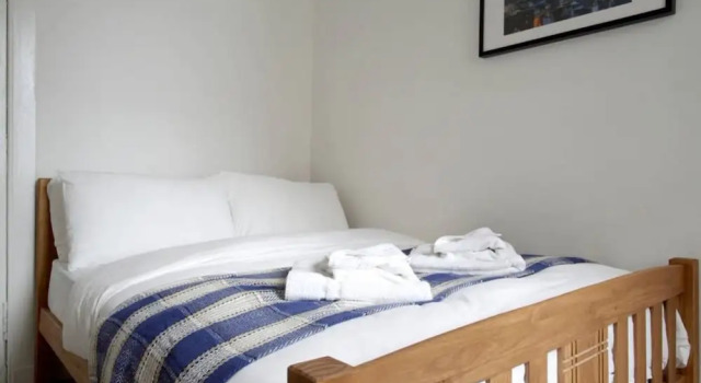 Central 2 Bedroom Flat In Edinburgh, Забронировать Отель Отели Эдинбурга 3 звезды, рядом с Church of St Andrew &amp; St George, 3*