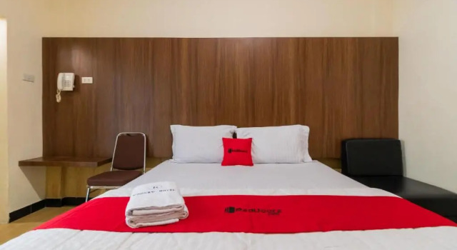 Полулюкс RedDoorz Plus near Ramayana Pematangsiantar
