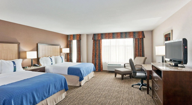 Четырёхместный номер Standard Holiday Inn Hotel & Suites Surrey East - Cloverdale by IHG