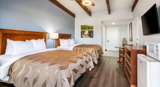Четырёхместный номер Standard Quality Inn - On The Lake Clarksville-Boydton