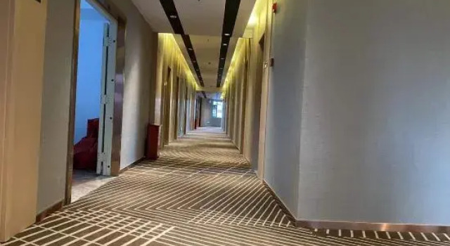 Campanile Hotel (Zhaotong Youth Road Financial Center Store), Boek Hotel Hotels in Zhaotong met parkeren, Parkeren