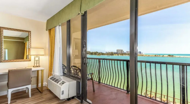 Двухместный номер Standard с балконом и с видом на залив Holiday Inn & Suites Clearwater Beach by IHG