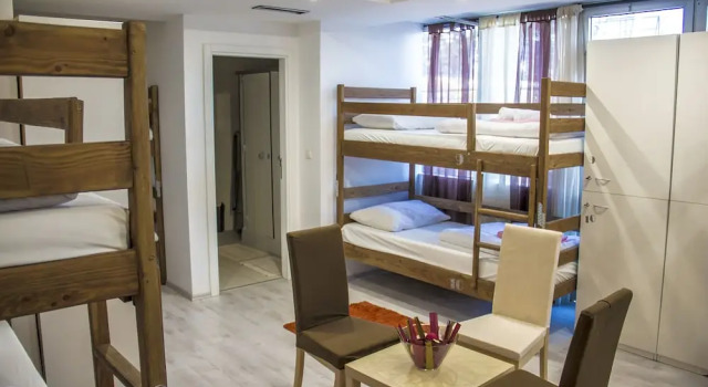 Кровать в общем номере с видом на горы Hostel Poolside
