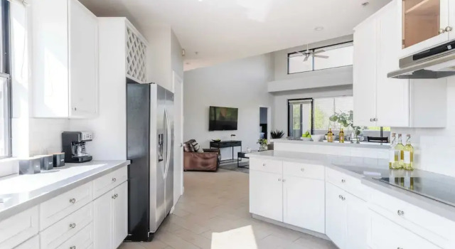 Коттедж с 3 комнатами Ivory II By Avantstay Gorgeous Spacious Home w/ Views Close To Old Town