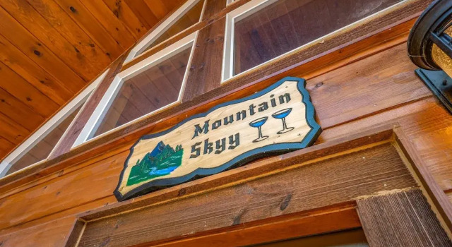 Mountain Skyy 3 Bedroom Cabin by RedAwning, Забронировать Дом для отпуска Гатлинберг Great Smoky Mountains National Park, рядом с Светофор №2B