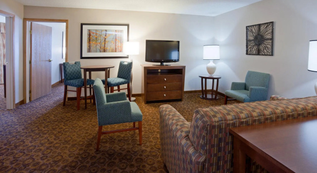 Двухместный люкс с 2 комнатами Holiday Inn Express and Suites St. Cloud by IHG