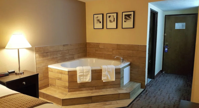 Двухместный люкс Deluxe Baymont by Wyndham Belleville Airport Area Free Airport Shuttle
