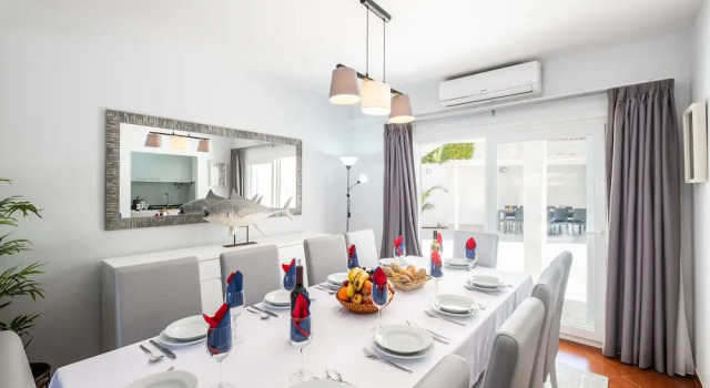 Вилла с 3 комнатами с балконом и с видом на бассейн Villa Paradisius - Moradia moderna com piscina aquecível e BBQ - Albufeira