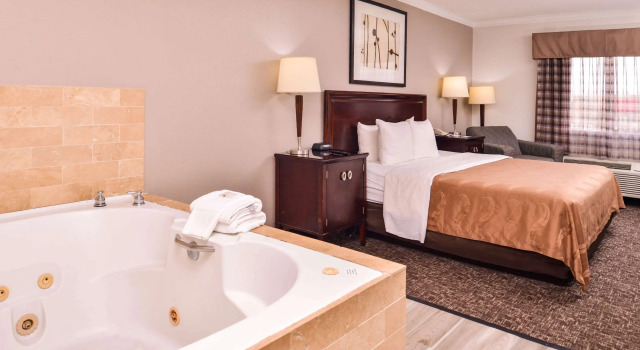 Quality Inn & Suites Beaumont, Забронировать Отель Бомонт Texas Gulf Coast