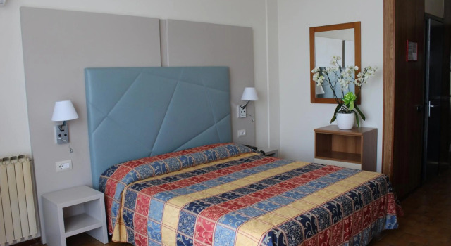 Hotel Holiday, Забронировать Отель Отели Колумбария Сирмионе 3 звезды, 3*